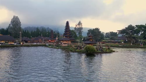 Vista aérea del templo sagrado de Ulun Danu Beratan en el lago Bali, Indonesia