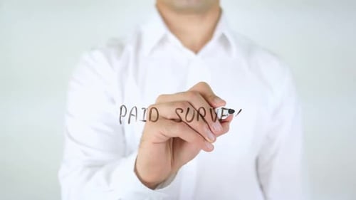 Encuesta pagada, hombre que escribe sobre vidrio