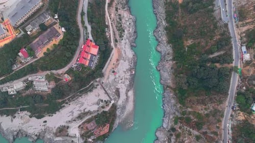 Les images aériennes de Rudraprayag Sangam mettent en évidence son ambiance divine et sereine.