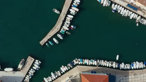 Wunderschöner Fischerdorf-Hafen auf der Insel Cres, Kroatien, Luftaufnahme von oben nach unten