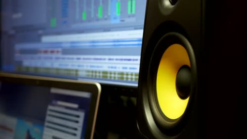 Forte oscillation du haut-parleur du moniteur