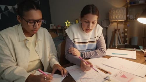 Étudiant adolescent effectuant des tâches pendant la leçon à domicile avec un tuteur