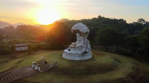 4k Naga-Buddha-Statue aus Beton am Morgen. Schwenke um eine siebenköpfige Königskobra
, die das B schützt
