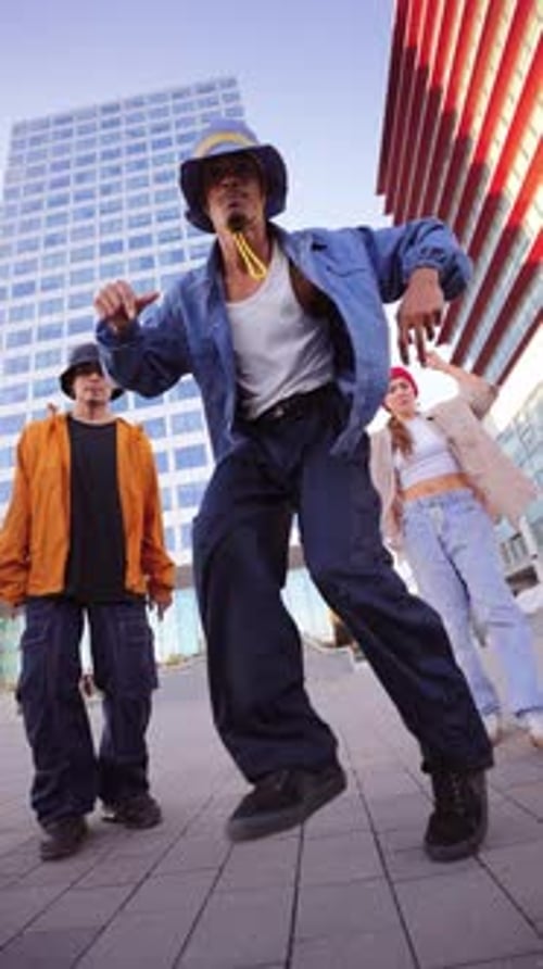 Vertikale, aufregende Breakdance-Szene mit talentierten Künstlern, die ihren Hip-Hop-Tanz demonstrieren