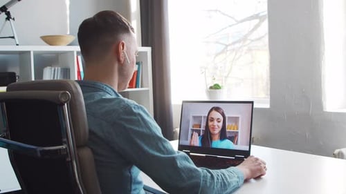Freund und Freundin führen Online-Telefongespräche über das Internet. Junge Leute sitzen zu Hause