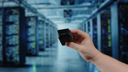 Tragbare Powerbank in der Hand im Serverraum des Rechenzentrums