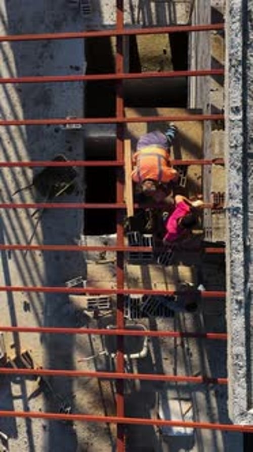 Vídeo vertical Construyendo el horizonte y revelando la construcción residencial