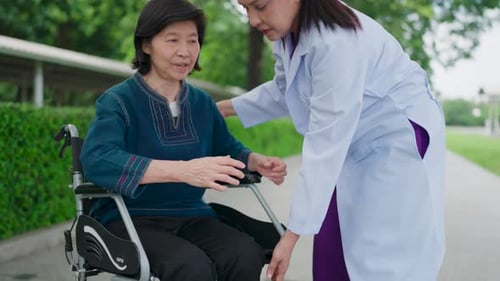 Asiatin, Krankenschwester, Pflegekraft, Pflegekraft, Hilfe und Assistenz einer älteren asiatischen Frau im Rollstuhl, Pflegeheim