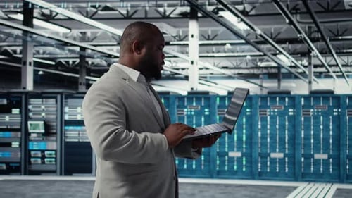 Ingénieur de l'infrastructure de la salle de serveurs écrivant des scripts de flux de travail automatisés à l'aide