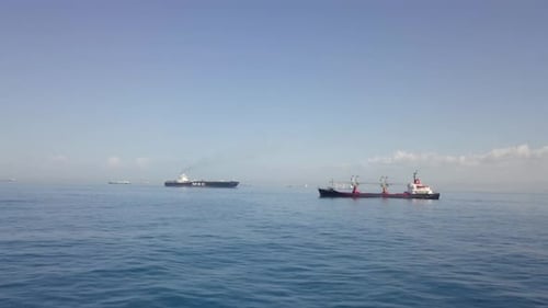 Großes beladenes Containerschiff, das über das offene Meer fährt, Luftbild