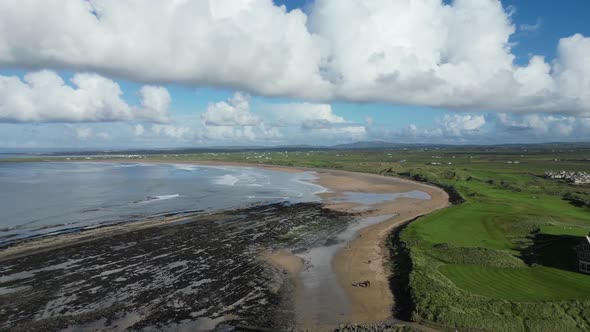 Toma aérea de Doughmore Bay con el hotel Trump Doonbeg al lado ...