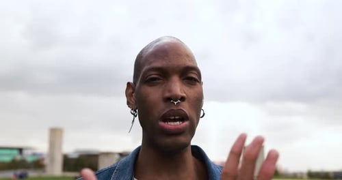 Afrikaner macht Gesten mit Händen vor der Kamera 30er Jahre