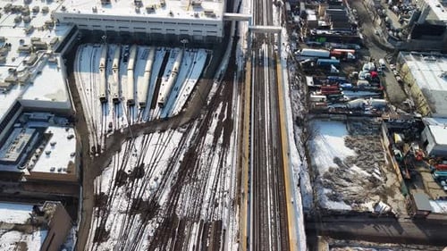 Umfangreiche Luftaufnahmen zeigen ein komplexes Schienennetz, das durch eine schneebedeckte Landschaft verläuft