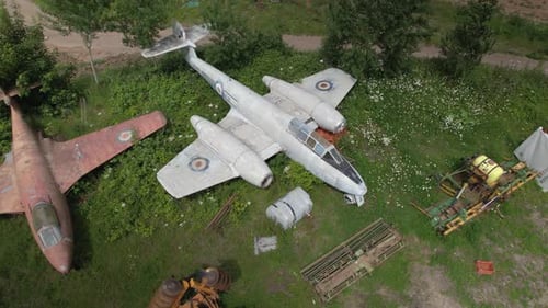 Vue aérienne d'une collection rouillée d'avions usagés du ministère de la Défense préservée au loin