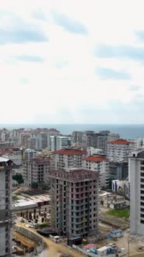 Vídeo vertical dedicado a una vista aérea inspiradora de constructores que trabajan en obras de construcción y lujo