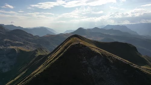 Vue aérienne de la pittoresque chaîne des Alpes dinariques et du panorama montagneux de l'Albanie