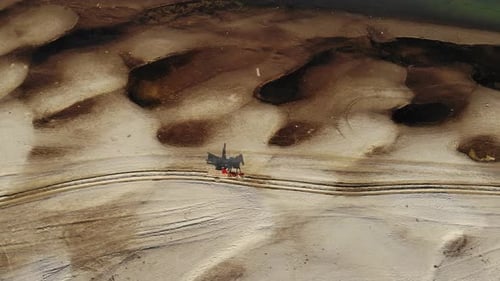 Luftaufnahme einer Pferdekutsche auf Sand, Bangladesch.