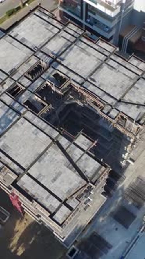 Ingenieros de Vídeo Vertical Montando Profesionalmente Una Grúa Torre En Un Lugar De Trabajo Muy Concurrido Capturado Desde