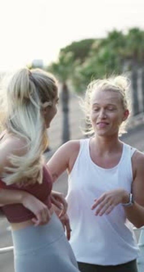 Fitness, Pause und Freunde in der Stadt mit Lachen, lustigem Gespräch oder nettem Chat mit Training