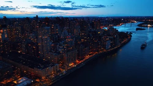 Edificios densos con luces encendidas en el paisaje urbano de Nueva York, Estados Unidos.