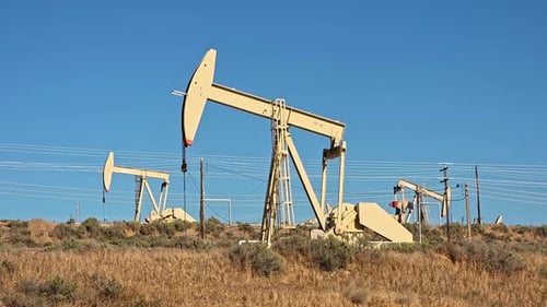 Ölpumpenheber arbeiten auf trockenem kalifornischem Feld dokumentarischer Energie-Videorahmen mit industriellem