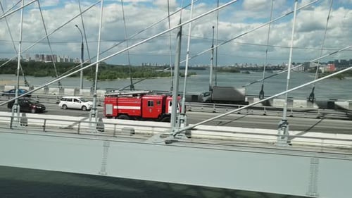 Rápido camión de bomberos rojo que conduce un camión de bomberos, autopista, incidente de emergencia, apura