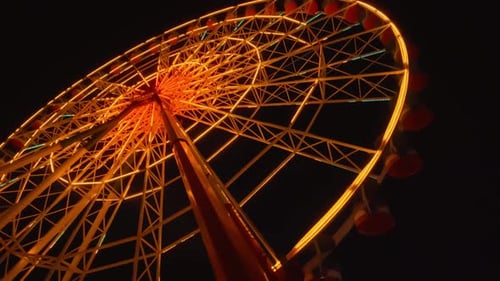 Hell beleuchtetes Riesenrad im Vergnügungspark Tsitsinatela in Georgia.