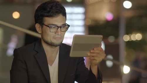 Modernes Lifestyle-Porträt einer männlichen Person, die auf einem Mobilgerät im Internet surft