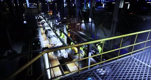 Procédé de fabrication industrielle avec des machines illuminées dans un entrepôt