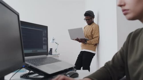 Jeunes travaillant au bureau