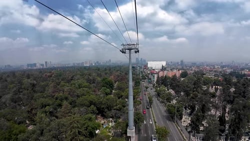 Aufnahme eines Seilbusses, der über den Friedhof in Chapultepec, Mexiko-Stadt, fliegt