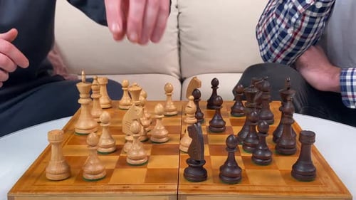 Nahaufnahme Zwei Männerhände spielen Schach und machen Züge auf dem Schachbrett drinnen