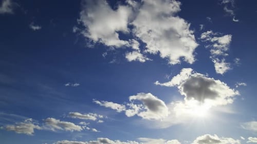 Timelapse de sol brilhante e nuvens fofas em um céu azul claro