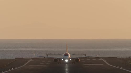 Flugzeug startet am Flughafen