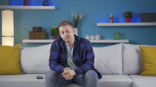 Der pessimistische Mann ist zu Hause verwirrt.