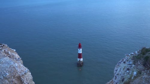 Rot-weißer Leuchtturm von Chalk Cliff