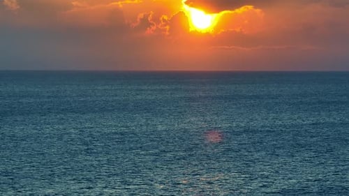 Drohnenblick auf den endlosen Horizont über dem Meer mit großer Sonne im Sonnenuntergang. 4K.