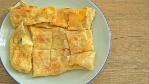 roti frit avec œuf et lait concentré sucré