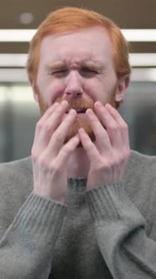 Porträt eines weinenden jungen Mannes, trauriger Gesichtsausdruck, vertikales Video