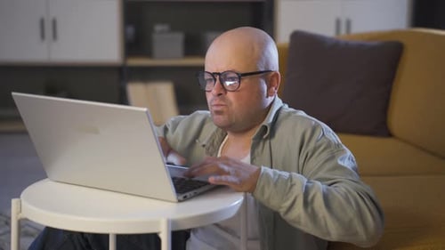 Der Hacker führt einen Cyberangriff durch.