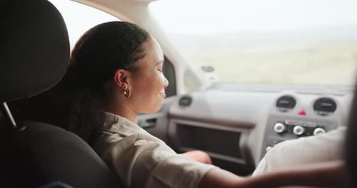 Mulher, motorista e carro com dança, música e feliz por viajar, transportar ou viajar