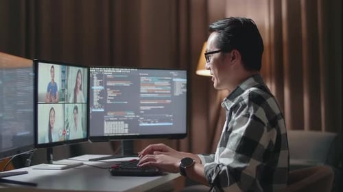 Programmeur agitant la main ayant une réunion sur un ordinateur de bureau tout en créant un ingénieur logiciel