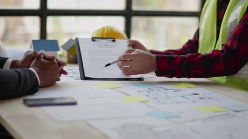 Brainstorming zur Kostenschätzung in den Bereichen Design, Architektur und Technik.