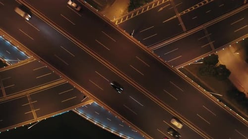 Drohnenflug über Nacht, Straßenverkehr, zweistöckige Straßenkreuzung, Ansicht von oben