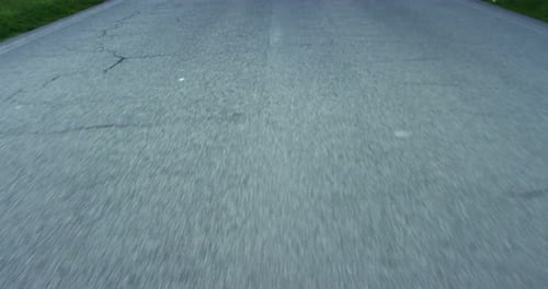 Wir fahren
direkt auf eine asphaltierte Straße, die ruiniert und abgenutzt ist. Konzept: Reisen, Freiheit, Hintergrund, Straße und h