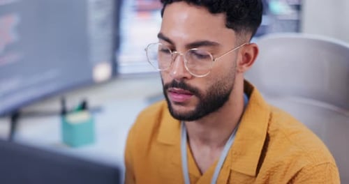 IT, Techniker oder Computer in den Bereichen Daten, Sicherheit oder Analytik als Schwerpunkt, Frage oder Fehler in der Software