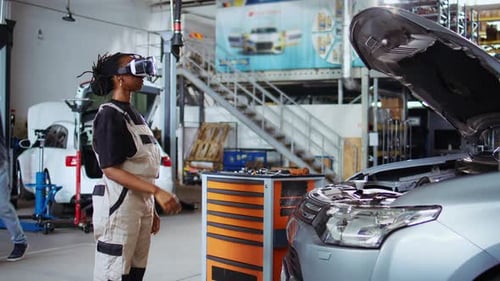 Autoingenieur verwendet VR-Brillen in der Garage