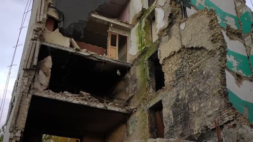 Zerstörte Fußböden eines zivilen Gebäudes ohne Mauer im Freien in einer städtischen Stadt in der Ukraine
