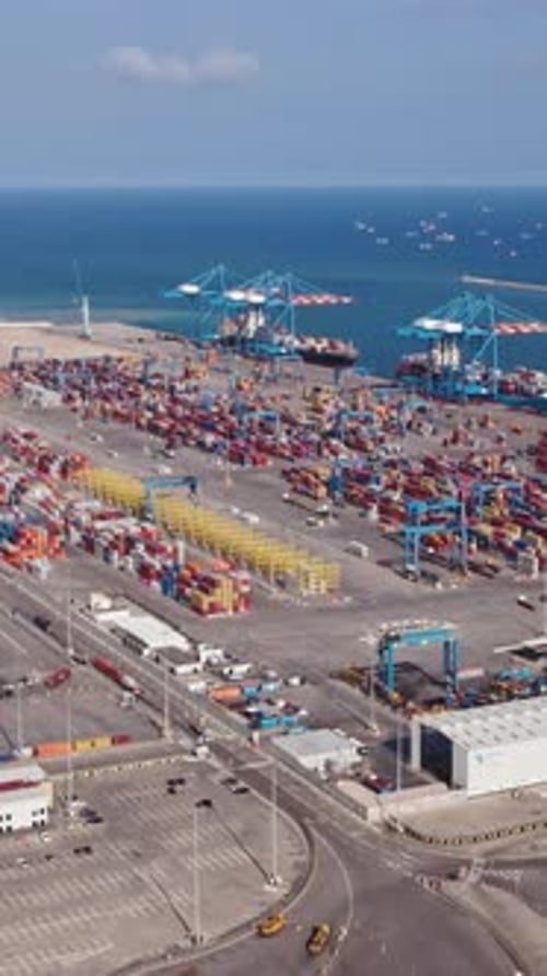 Containerschiff im Export- und Importgeschäft und in der Logistik.