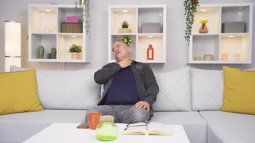 Alter Mann mit Atemnot atmet schwer.